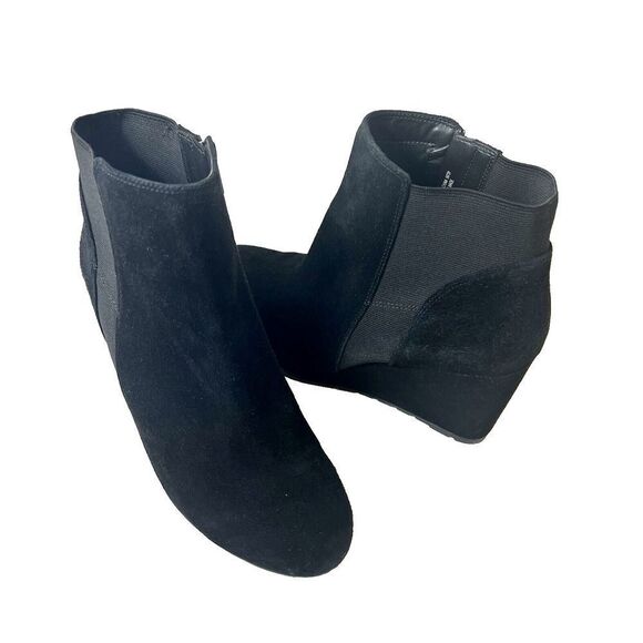 Clarks artisan Ankle Bootie Womens Sz 9M Black Suede Zip Up Wedge Comfort Casual - Picture 1 of 10
